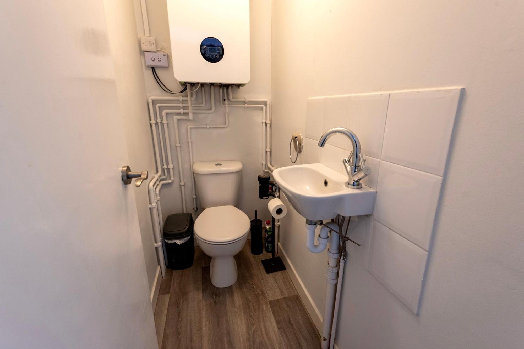 Single Room In Brand New 5 Bedroom Home BW Room 2 Solihull Exteriör bild