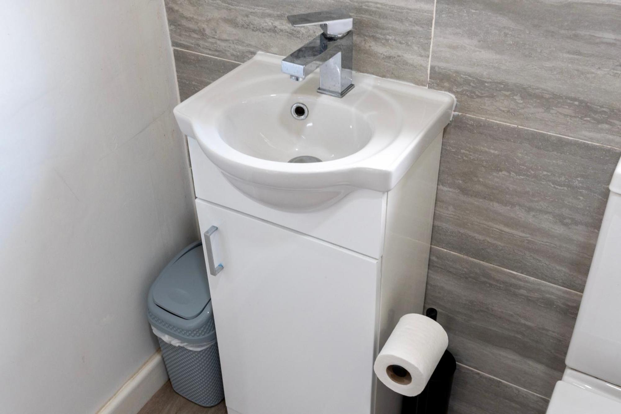 Single Room In Brand New 5 Bedroom Home BW Room 2 Solihull Exteriör bild