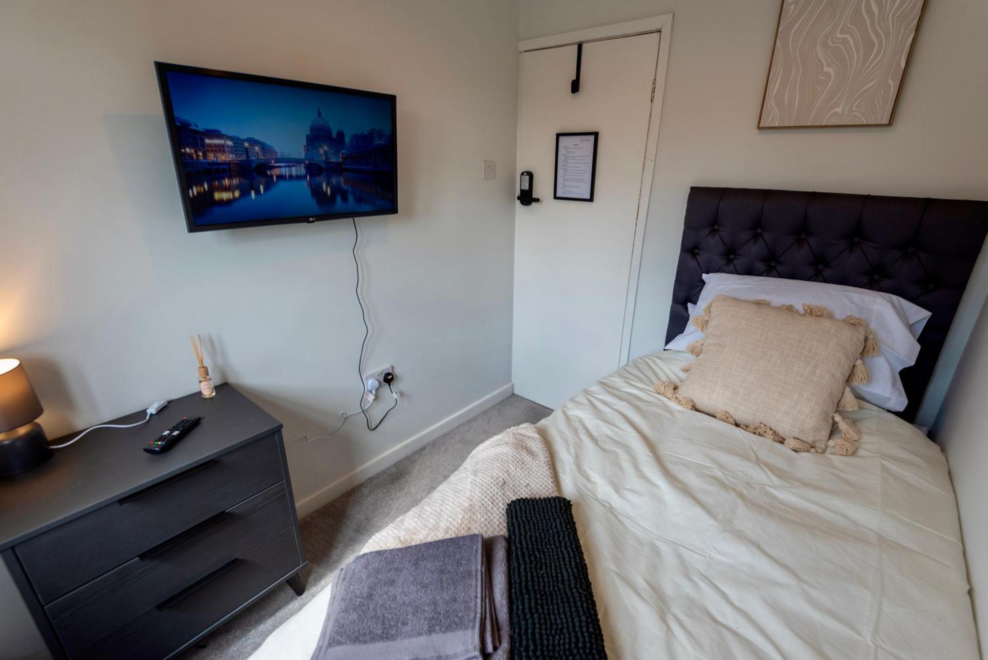 Single Room In Brand New 5 Bedroom Home BW Room 2 Solihull Exteriör bild